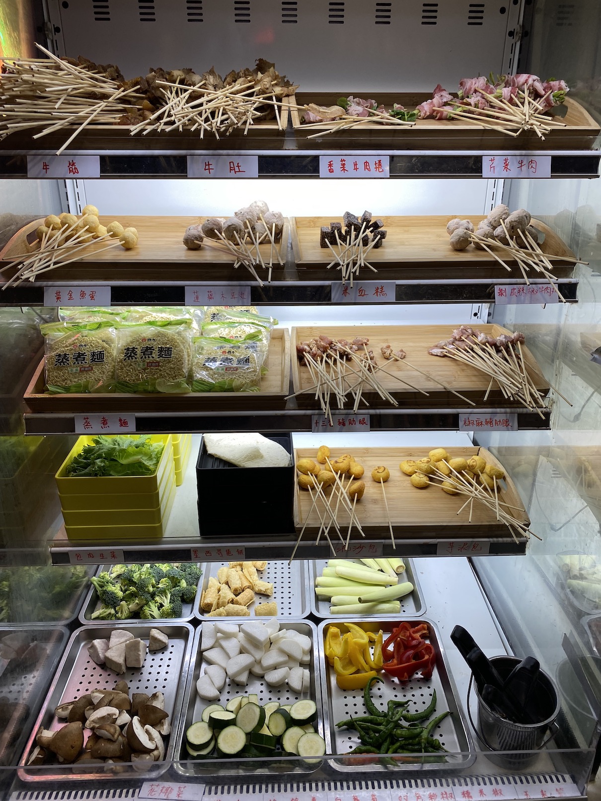  另一櫃則可看見肉條、肉卷，還有蔬菜類。