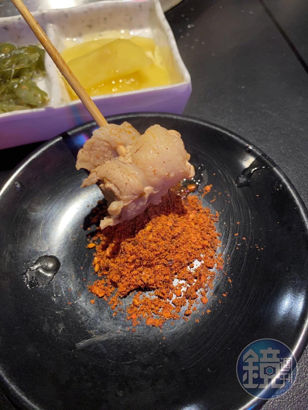 涮熟的香菜牛肉卷蘸麻辣乾碟很對味。