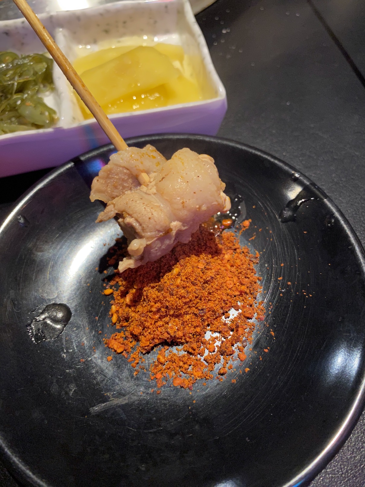涮熟的香菜牛肉卷蘸麻辣乾碟很對味。