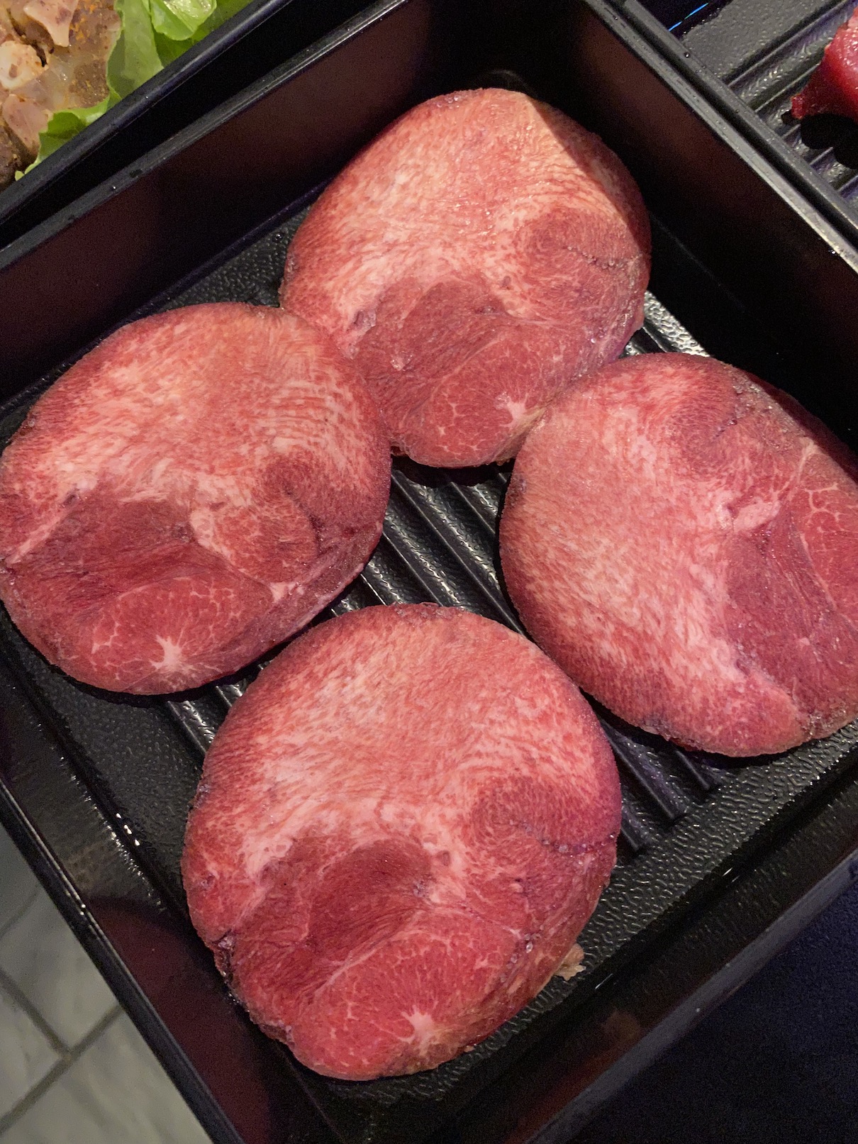 烤肉的肉品偏瘦，不算特別亮眼，但還是有牛舌等選項可點。