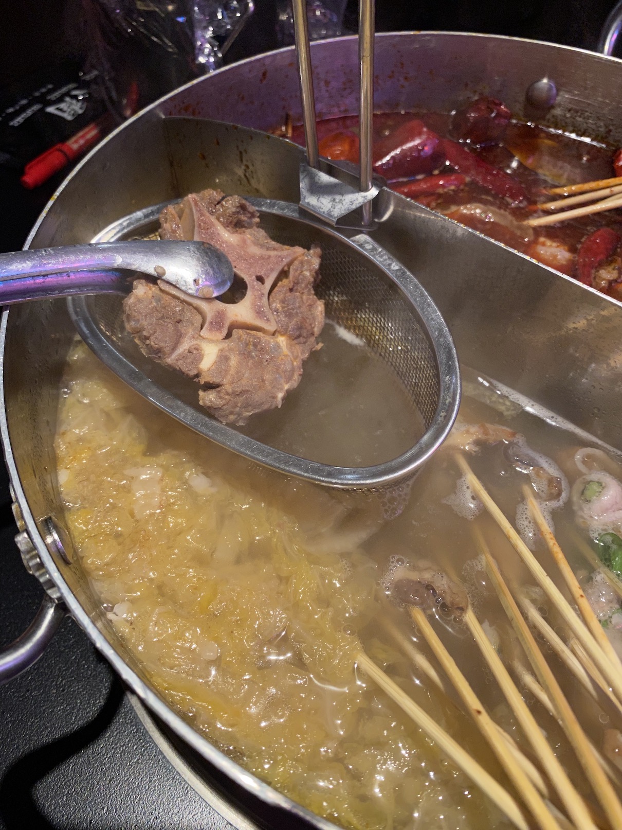 「羊蠍子」就是羊脊骨肉，香氣十足，跟白鍋也對味。