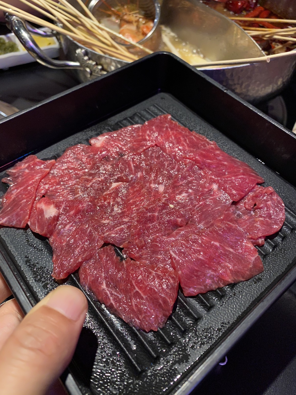 「嫩牛兩」下鍋涮幾秒就可以撈起來，五至七分熟最好吃。