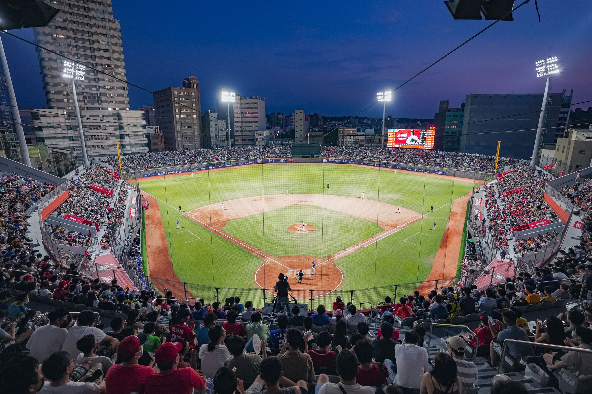 高虹安指出，新竹棒球經場勘時，在球場內隨機取樣開挖就曾挖到埋有紅磚。（翻攝林智堅臉書）