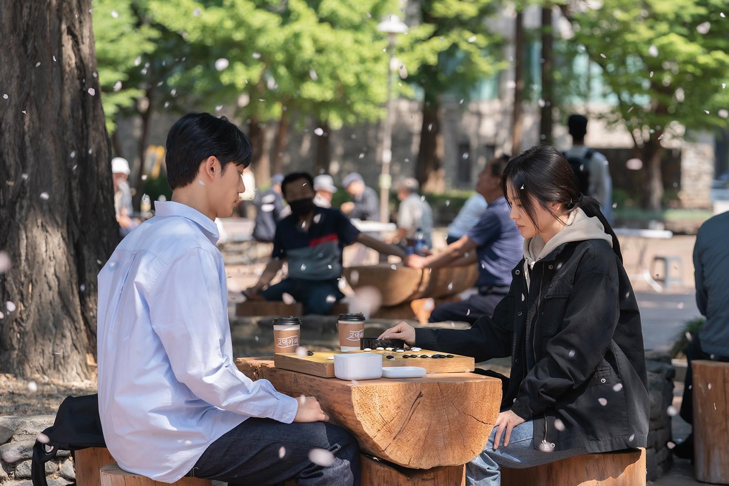 宋慧喬在《黑暗榮耀》有許多下圍棋戲份。(Netflix提供)