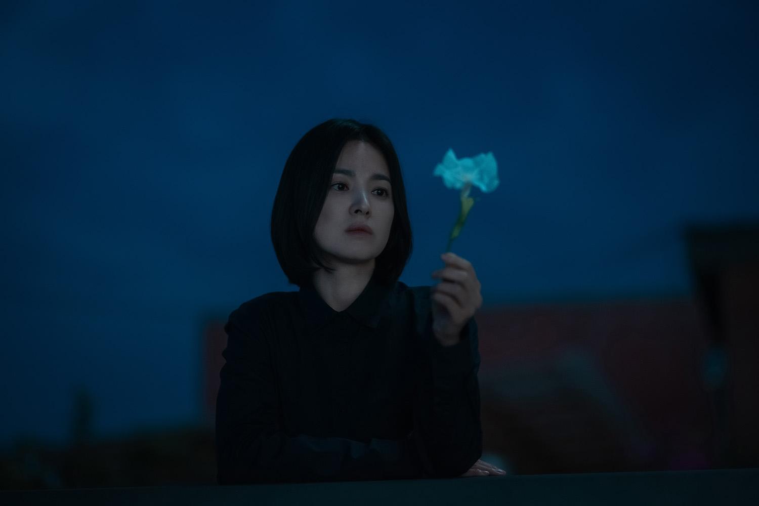 宋慧喬在《黑暗榮耀》詮釋一心復仇的霸凌受害者,陰鬱演技與過往大不相同。(Netflix提供)