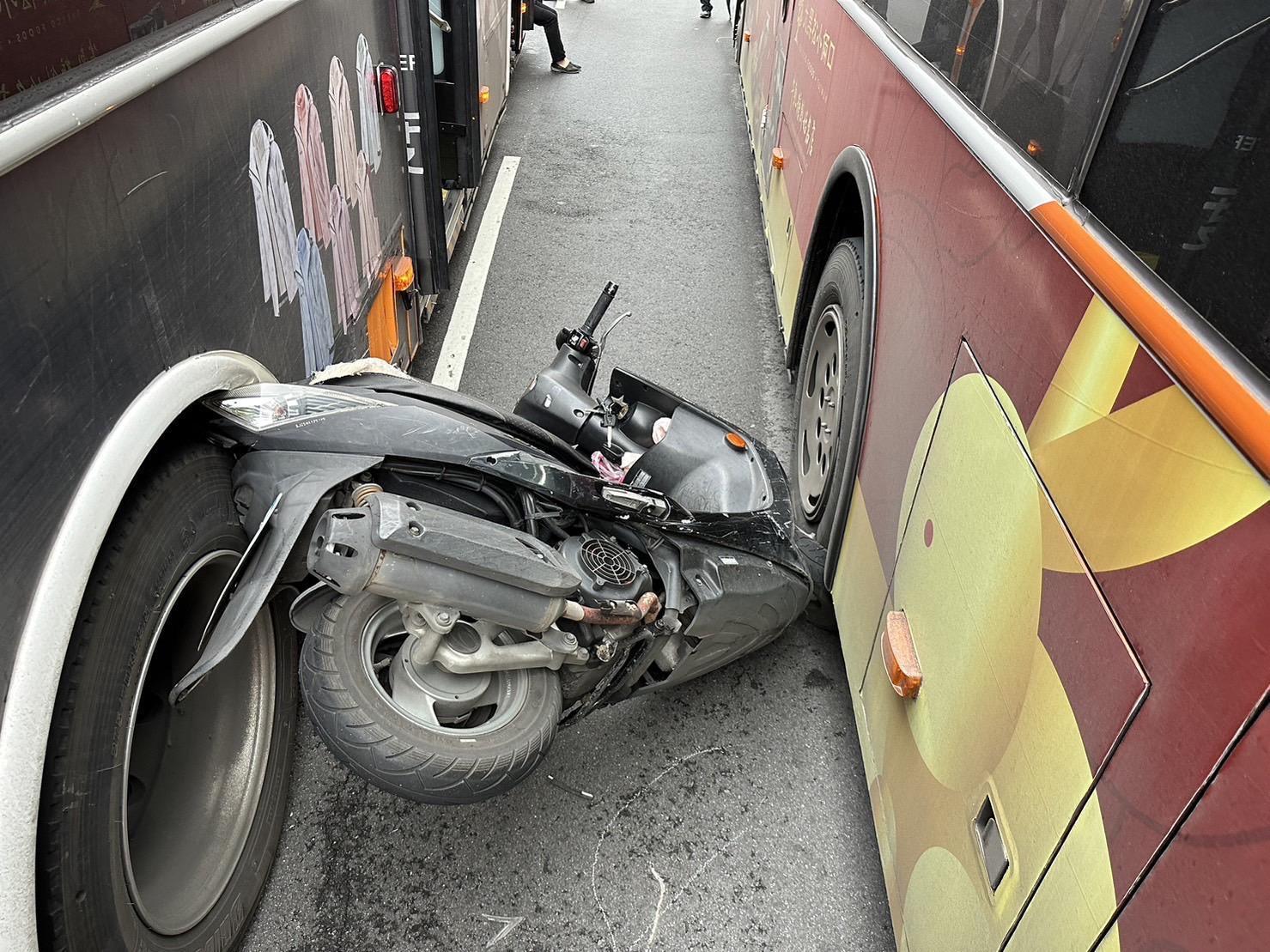 發生車禍當時非常驚險,所幸李女沒有大礙。(翻攝畫面)