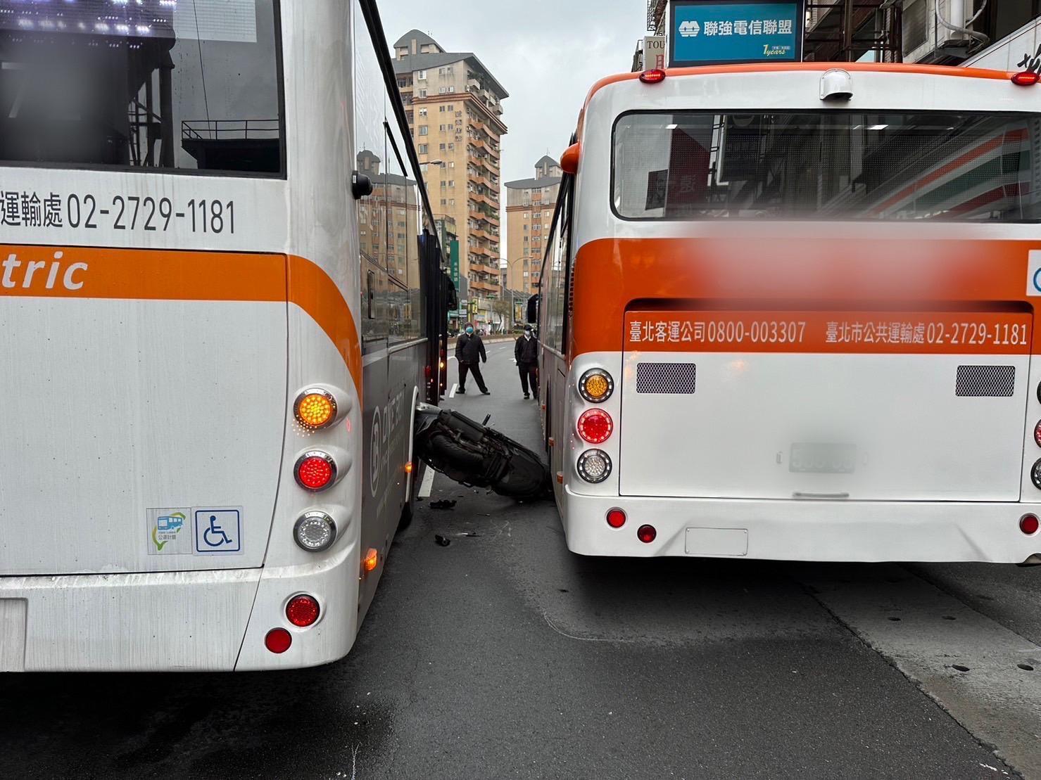李姓女騎士因超車不慎,連人帶車夾在2部公車中間。(翻攝畫面)