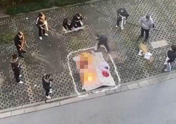 中國現在傳出有民眾直接找空地,就地火化過世親人與其遺物。(翻自推特)