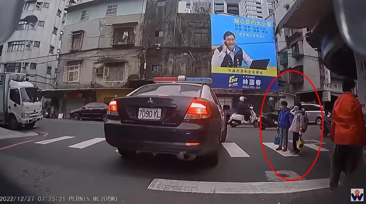 新北市警車未依規定禮讓行人,引發砲轟。(翻攝自YouTube WoWtchout - 地圖型行車影像分享平台)