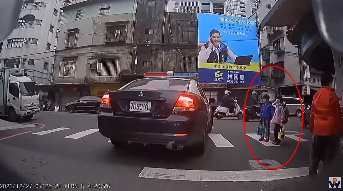 新北市警車未依規定禮讓行人，引發砲轟。（翻攝自YouTube WoWtchout - 地圖型行車影像分享平台）