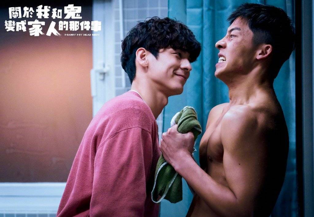 許光漢(右)、林柏宏(左)在《關於我和鬼變成家人的那件事》有一段人鬼姻緣。(金盞花大影業提供)