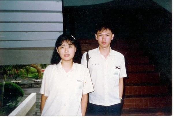 賈永婕(左)的老公王兆杰(右)在高中畢業當天找她合影留念,她澄清因老公站在階梯上,才看起來比她高。(翻攝自賈永婕IG)
