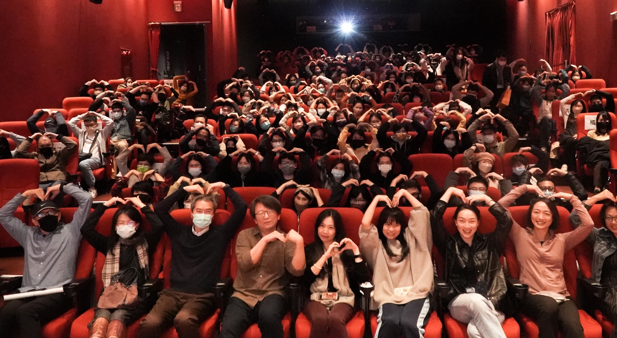 《無邊》首映導演楊力州(前排左四)、監製朱詩倩(前排左五)與觀眾合影。 (後場音像紀錄工作室提供)