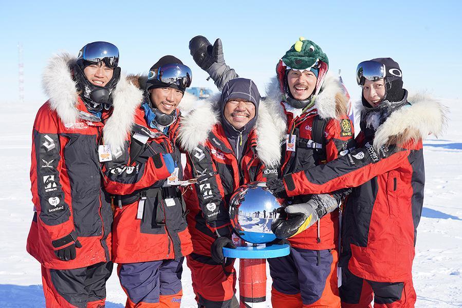 《無邊》台灣南極探險隊成員林語萱（右起）、宥勝、橘子關懷基金會創辦人劉柏園、陳彥博、吳昇儒成功抵達南極點合影。（後場音像紀錄工作室提供）