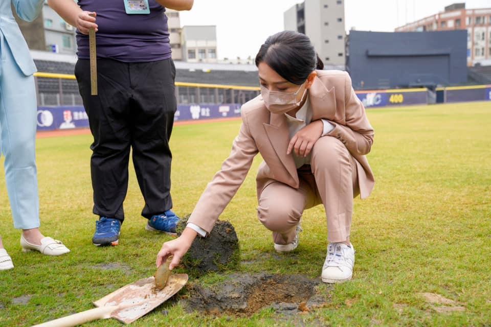 高虹安指出新竹棒球場的外野土讓竟挖出不合格之廢棄物。(翻攝自高虹安臉書)