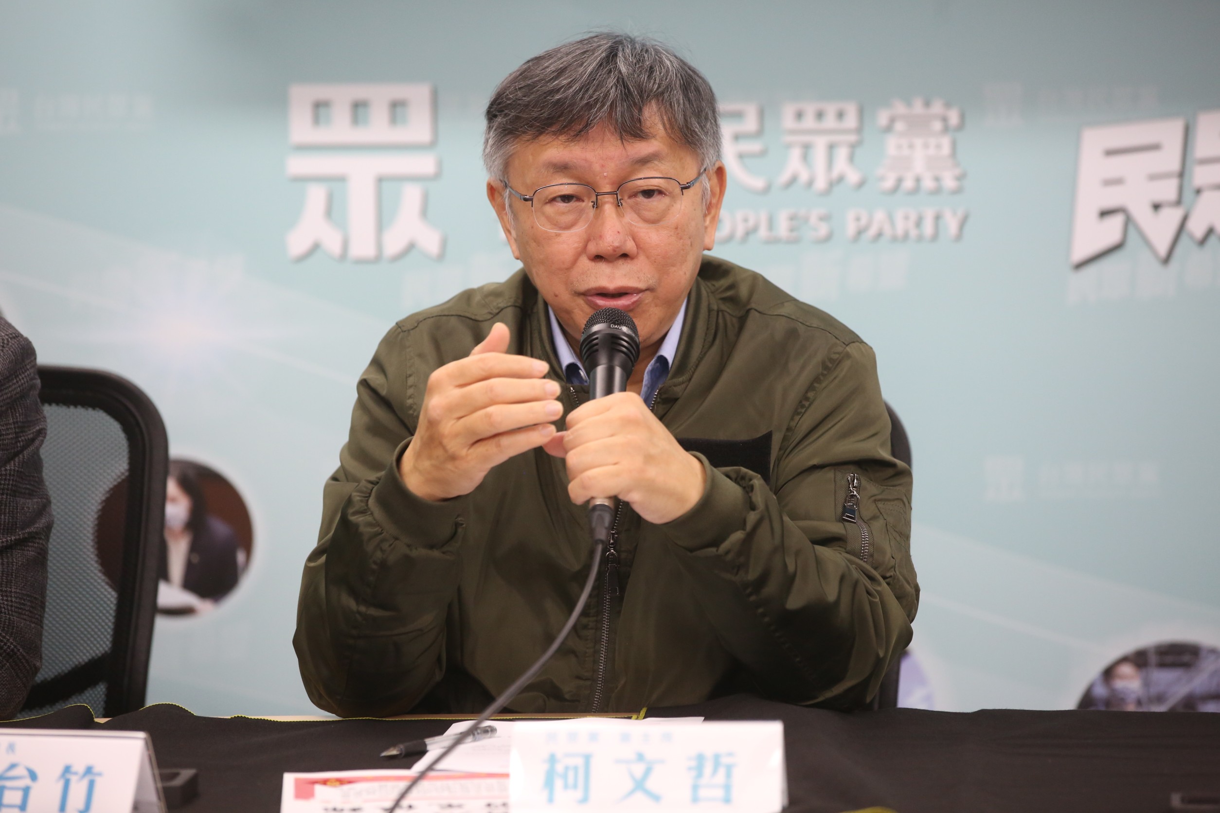 柯文哲批評政府將超徵稅收普發現金的決定，並點出政府的4大危機。