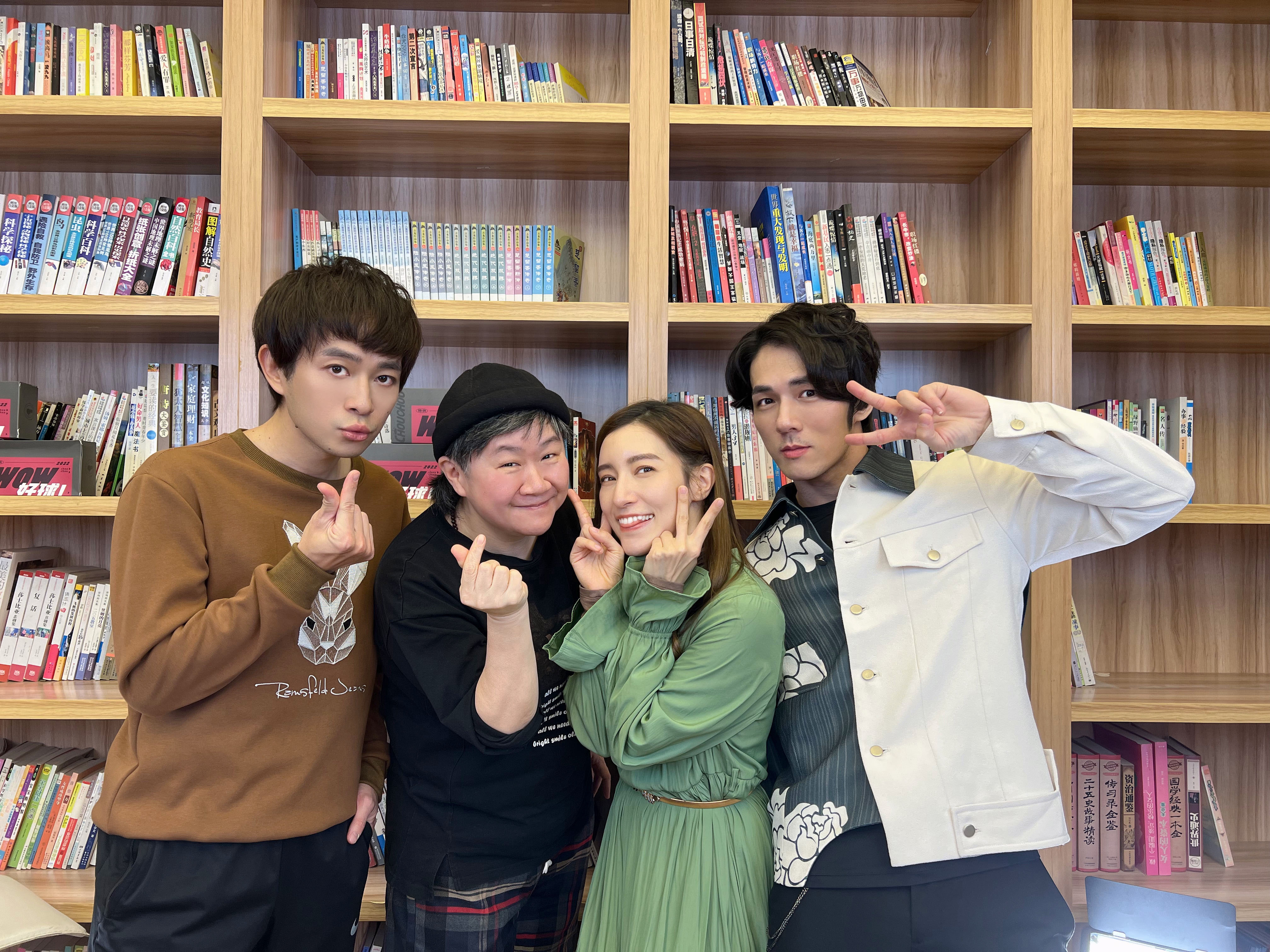 南拳媽媽和《幕前幕後偷偷看》節目主持人toto（左二）合影想當年。（POP Radio提供）