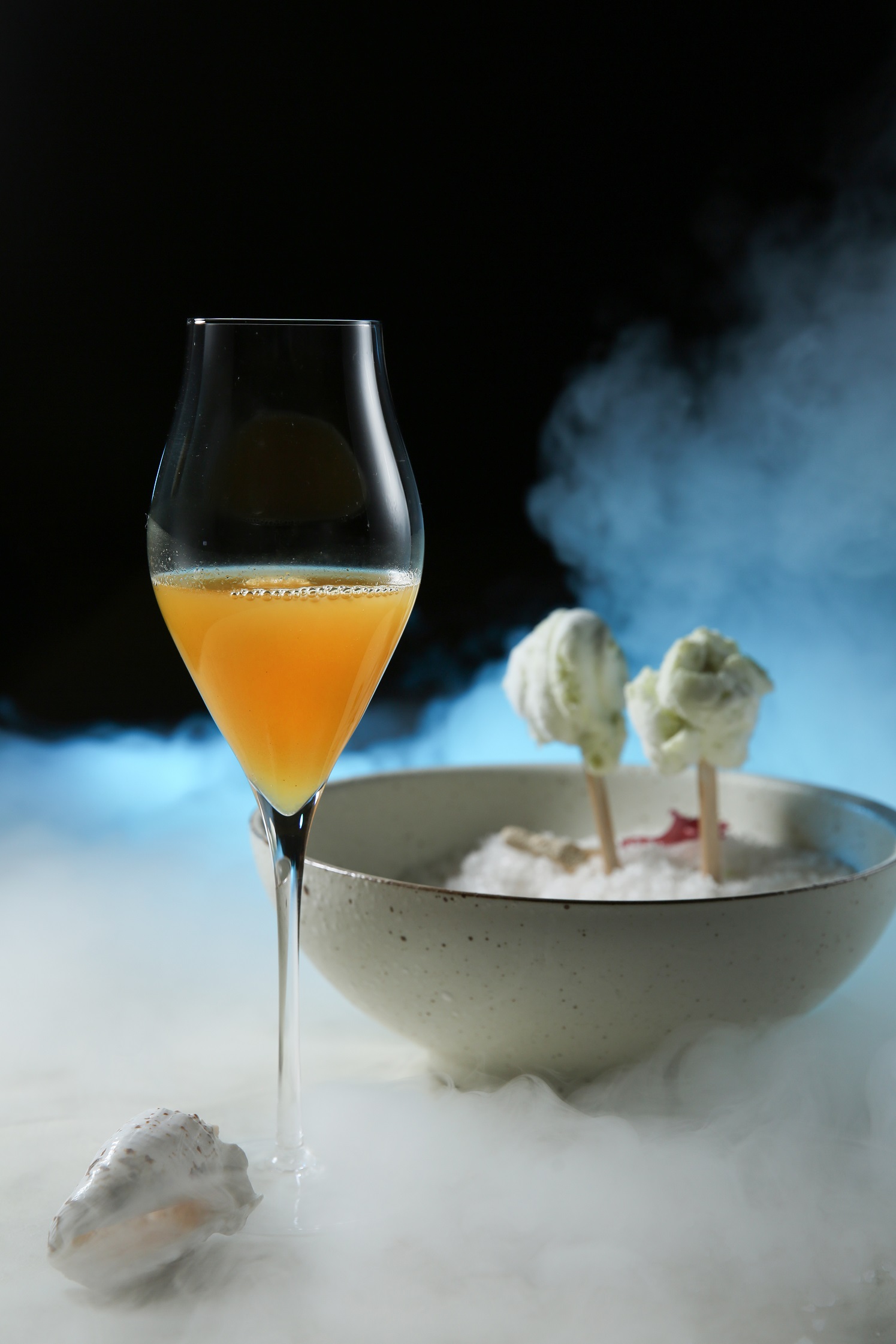「海風水霧」使用洋甘菊琴酒與發酵的小玉西瓜製造鹹鮮,搭配以液態氮凝固的「海水棒棒糖」。