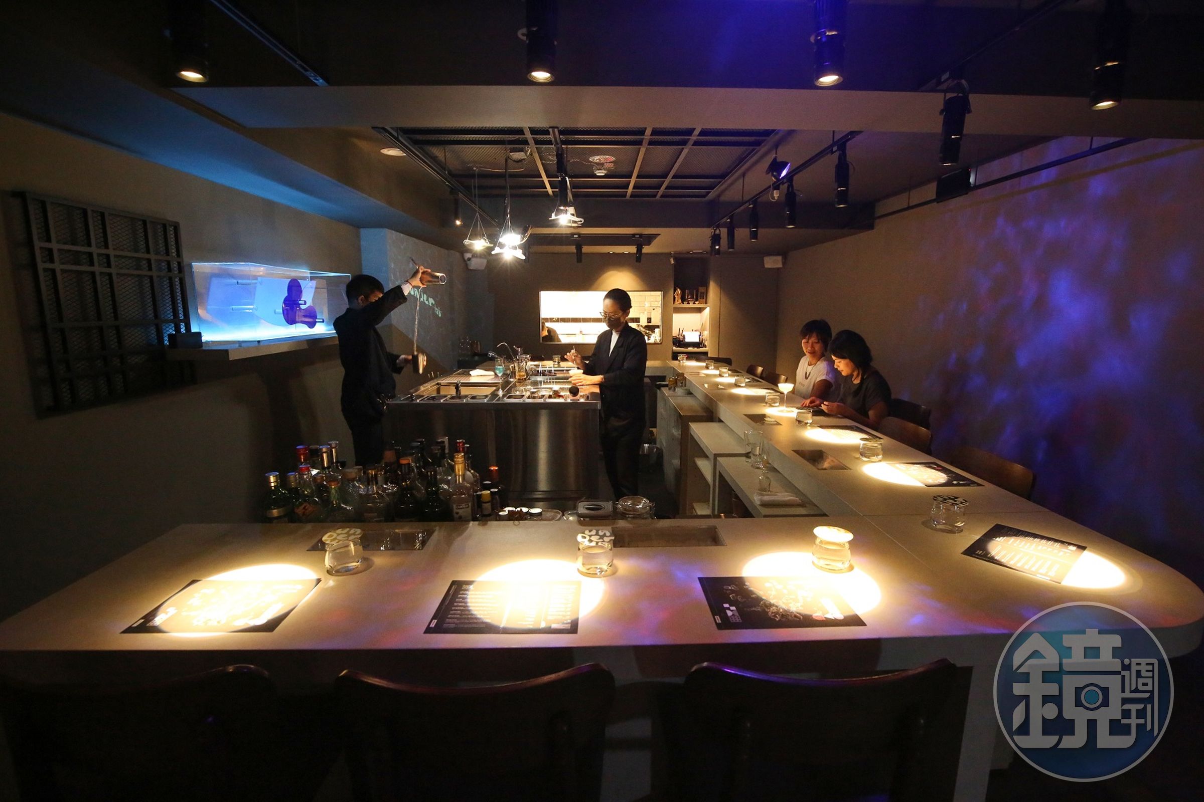unDer Lab週日限定主題酒單套餐結合光影、音樂與搭配精心設計的餐酒。