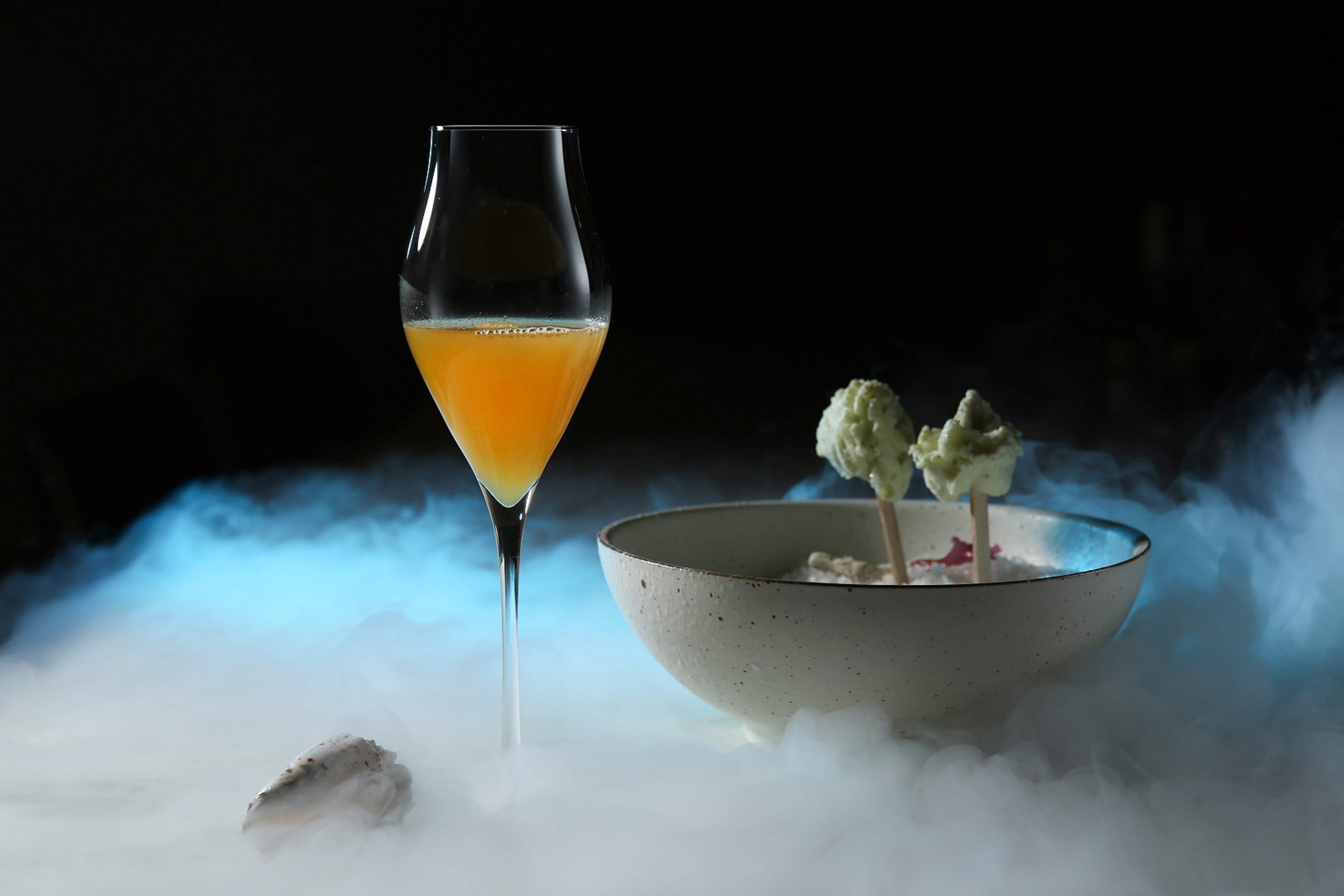 unDer Lab週日推出沈浸式主題酒單「OCEAN海洋」。