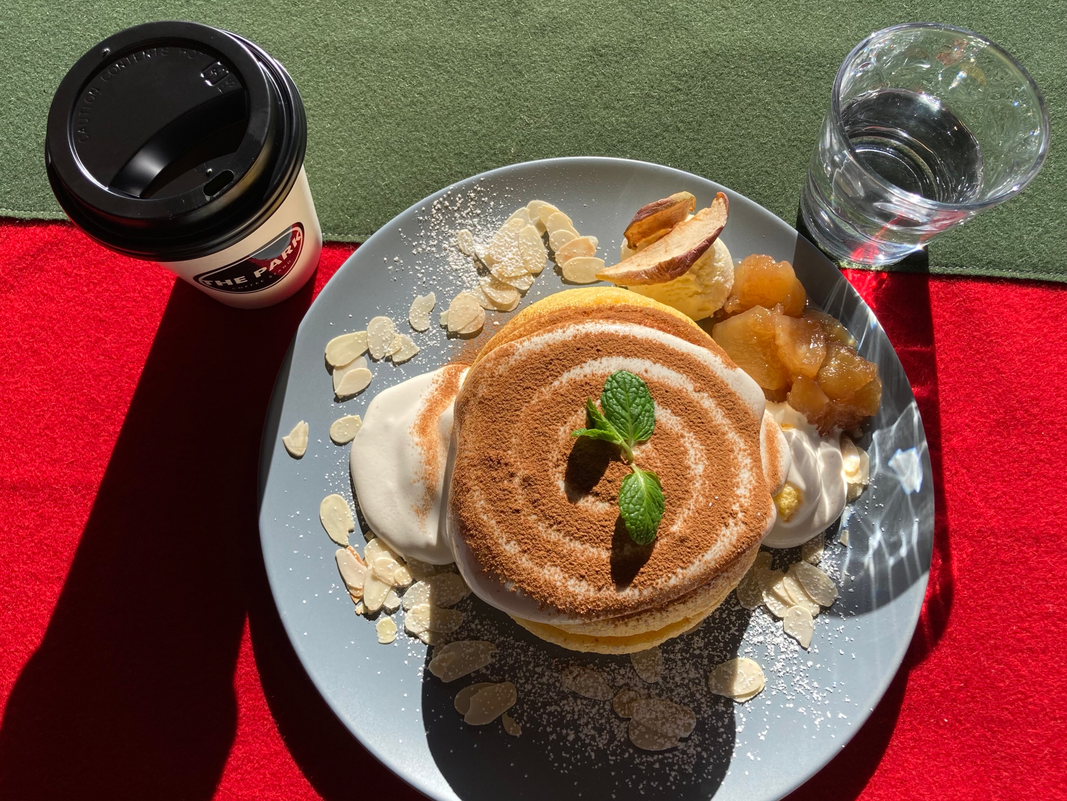冬季限定蘋果肉桂舒芙蕾（日圓1,800）、抹茶拿鐵（日圓540）。以上價格不含消費稅。