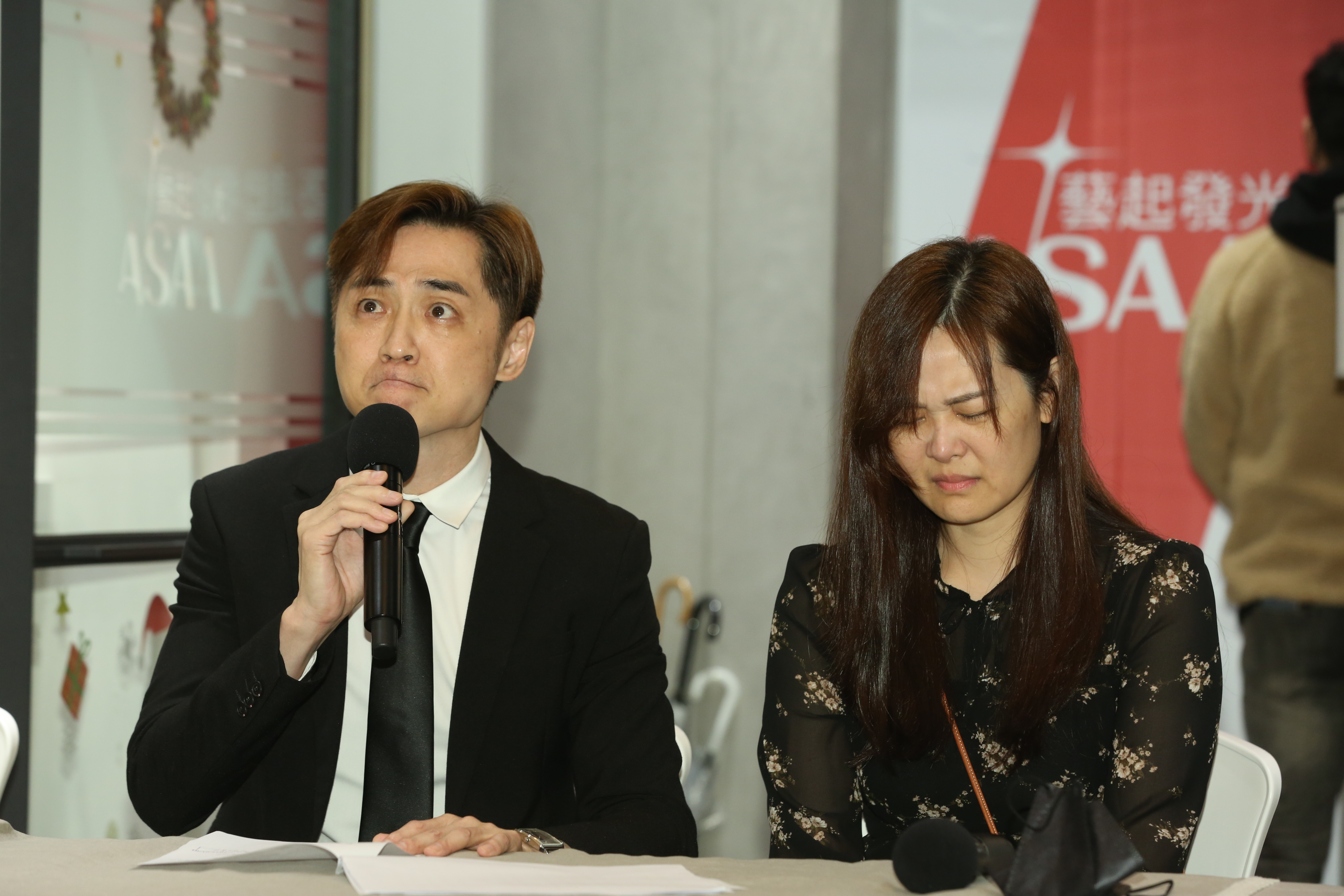 藝人宋逸民及其妻陳維齡主導的「藝起發光」教會爭議不斷，4日上午在律師陪同下召開澄清記者會。