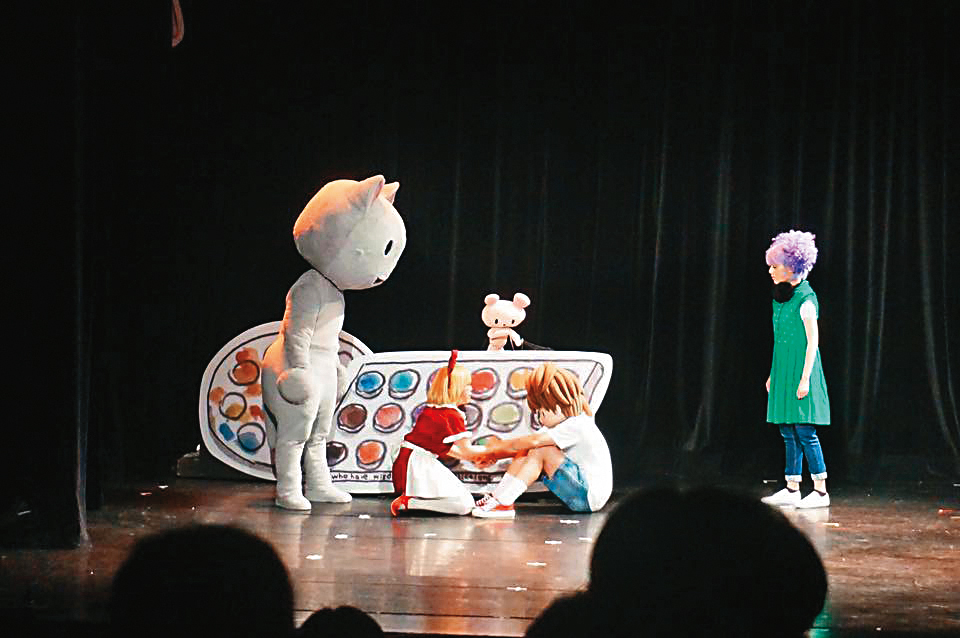 陳箴不只參加舞台劇演出，就連舞台劇的音樂也是由她創作。（翻攝自陳箴臉書）