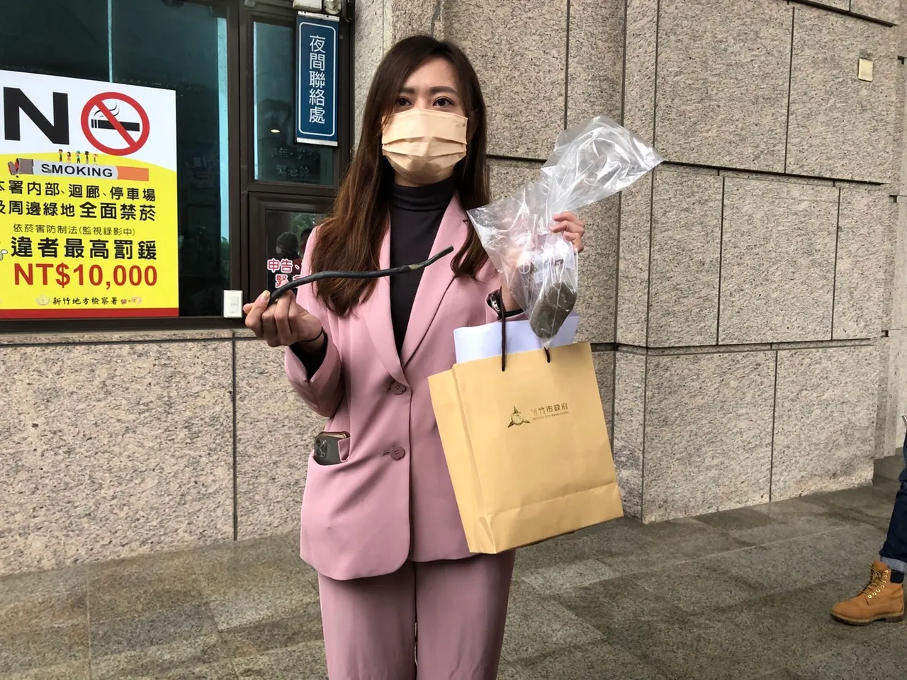 新竹市府發言人施淑婷今日上午送相關證物至地檢署。（新竹市府提供）