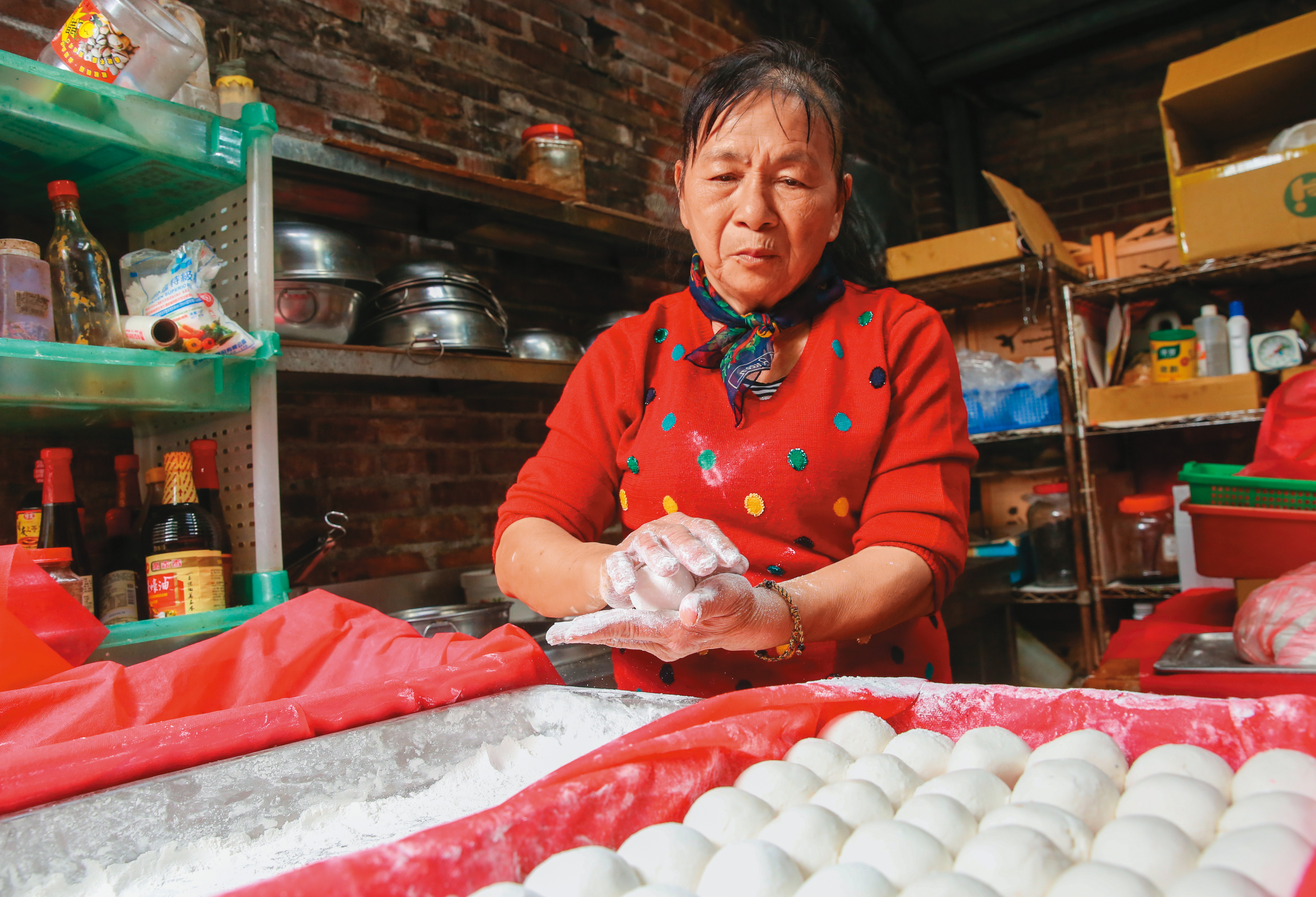 許芯萍曾是團膳公司主廚，21年前開了「阿婆客家湯圓」，用最傳統的方式製作客家料理。