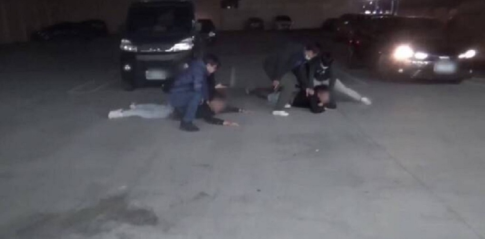 警方佯裝家屬交付贖金，趁隙將2嫌逮捕。（翻攝畫面）