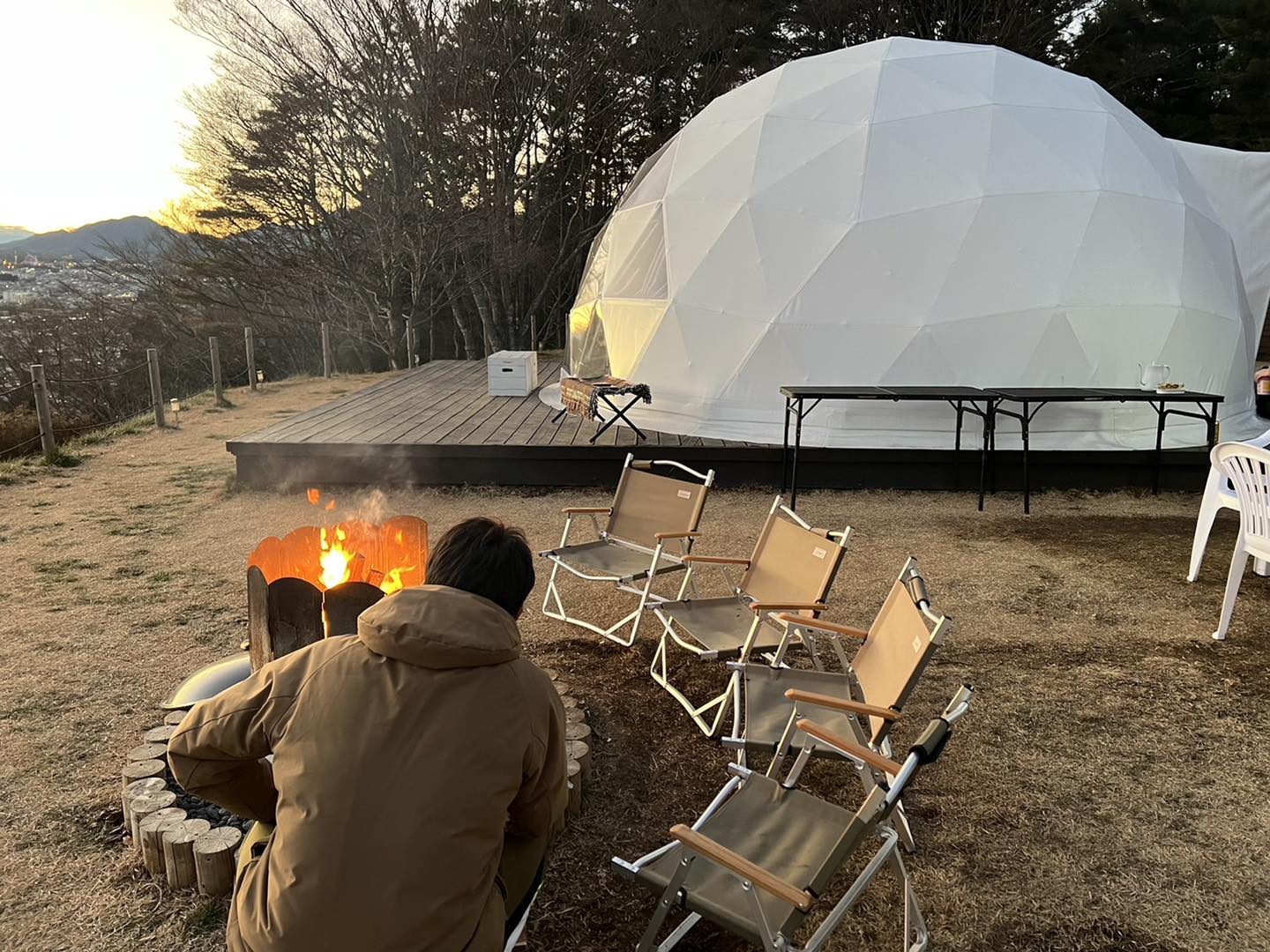有神祕男子幫忙她生火,讓詹雅雯喊「轉角遇見幸福」。(翻攝自詹雅雯臉書)