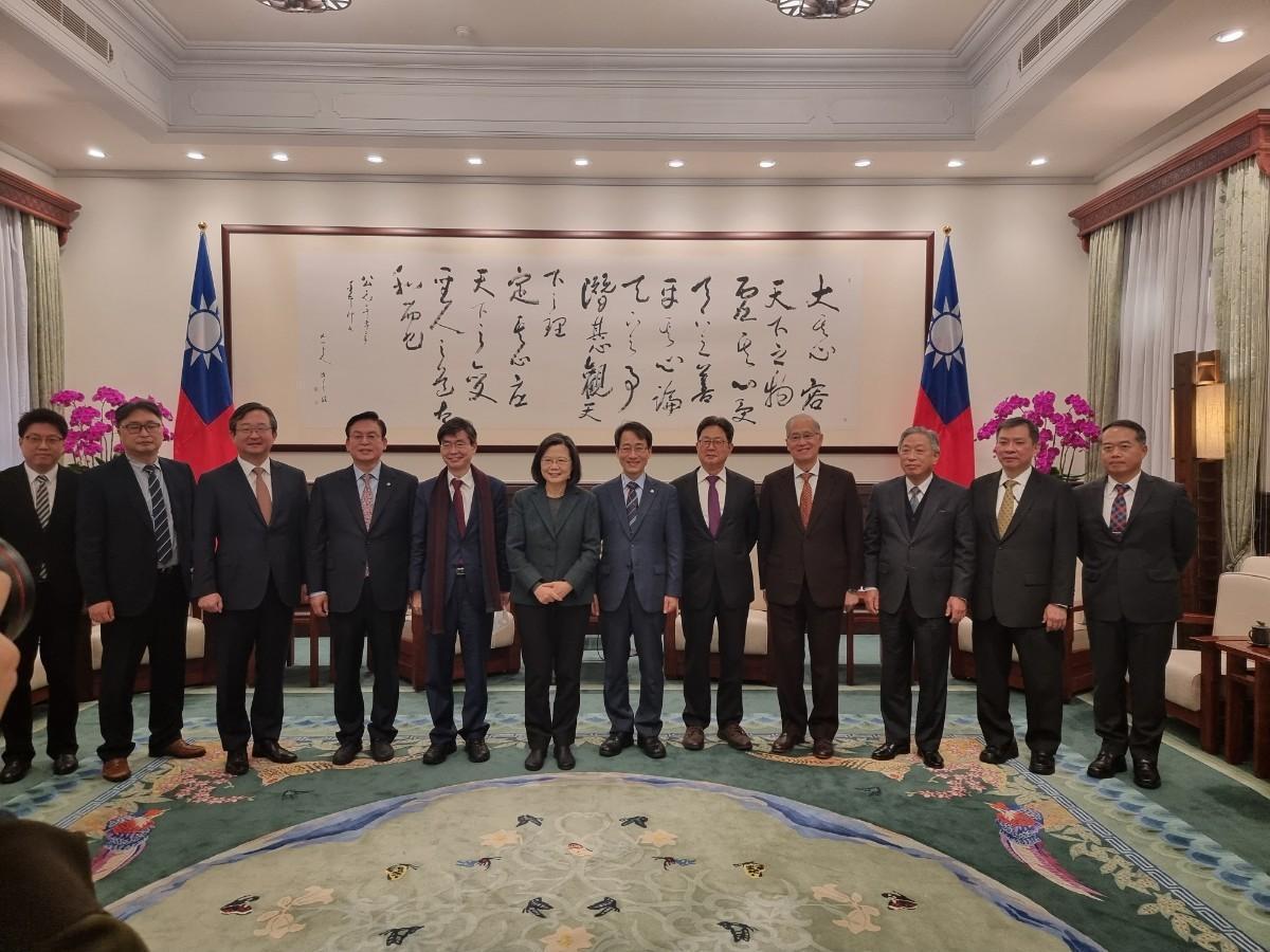 李達坤曝光訪問團晉見蔡英文的照片，並直指「韓台議員親善協會」會繼續促進兩國交流。（翻攝自李達坤臉書）