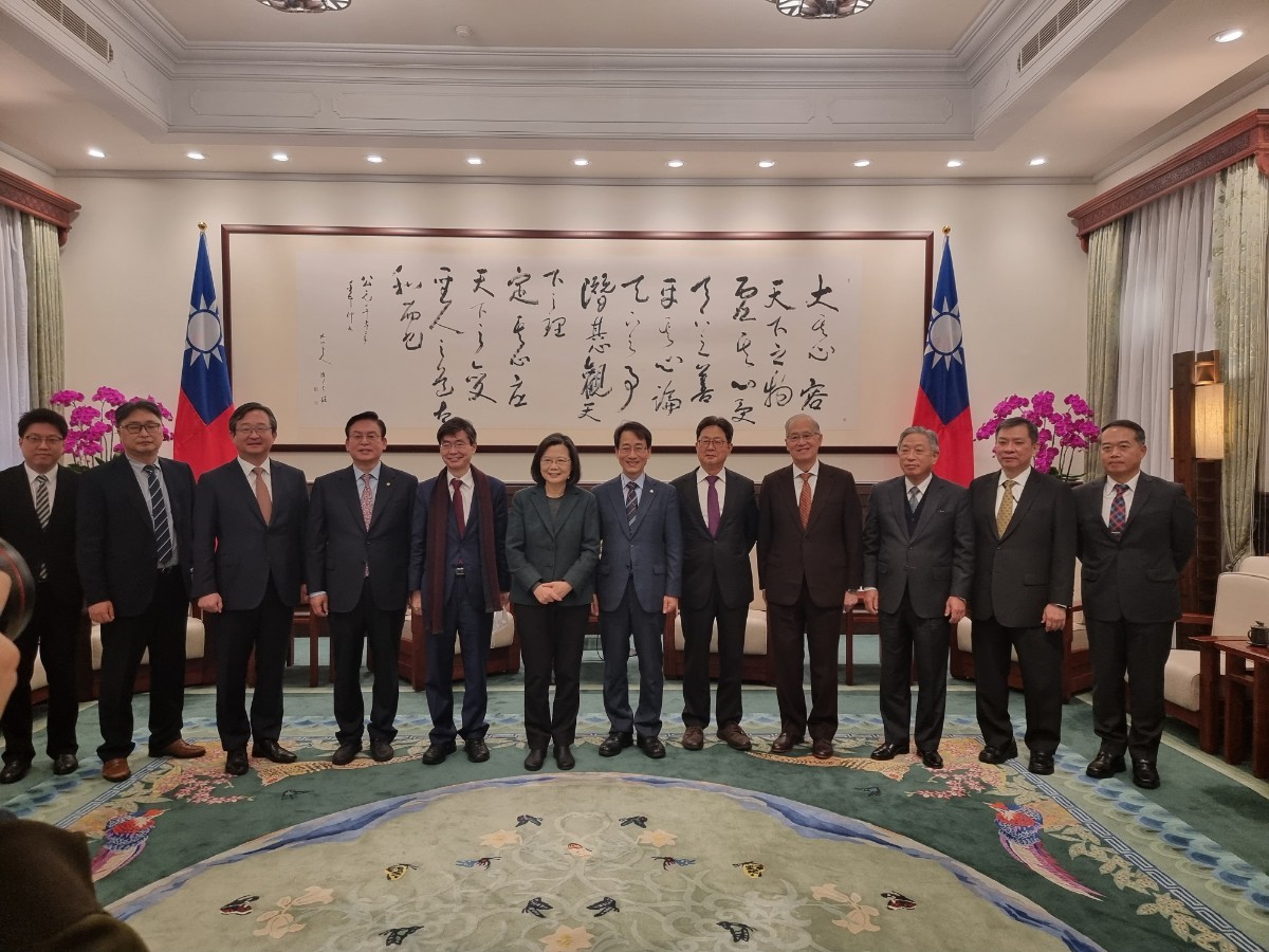 李達坤曝光訪問團晉見蔡英文的照片，並直指「韓台議員親善協會」會繼續促進兩國交流。（翻攝自李達坤臉書）