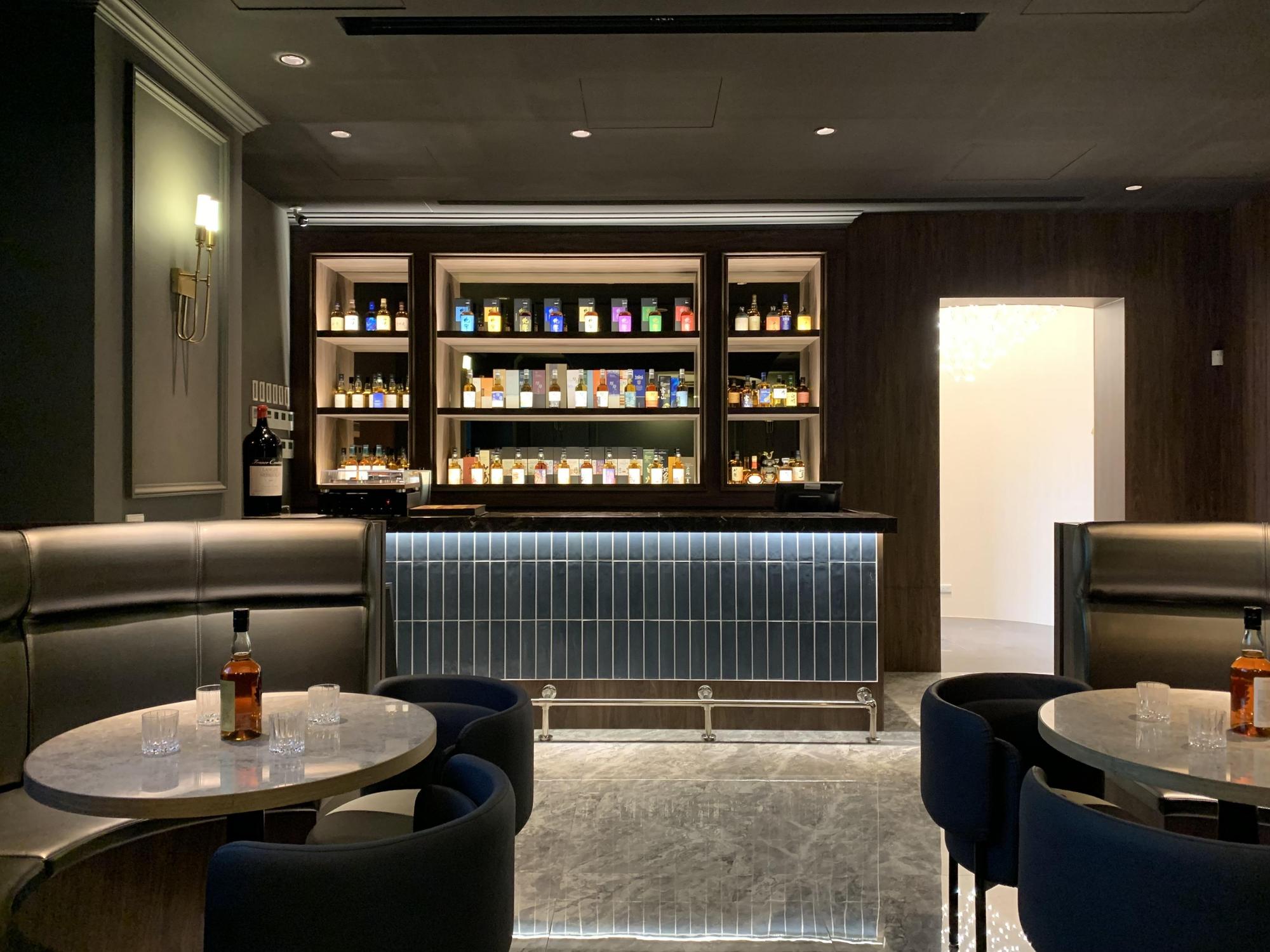 1樓Whisky Bar供應日本威士忌，空間帶有英倫紳士情調。（樂軒提供）