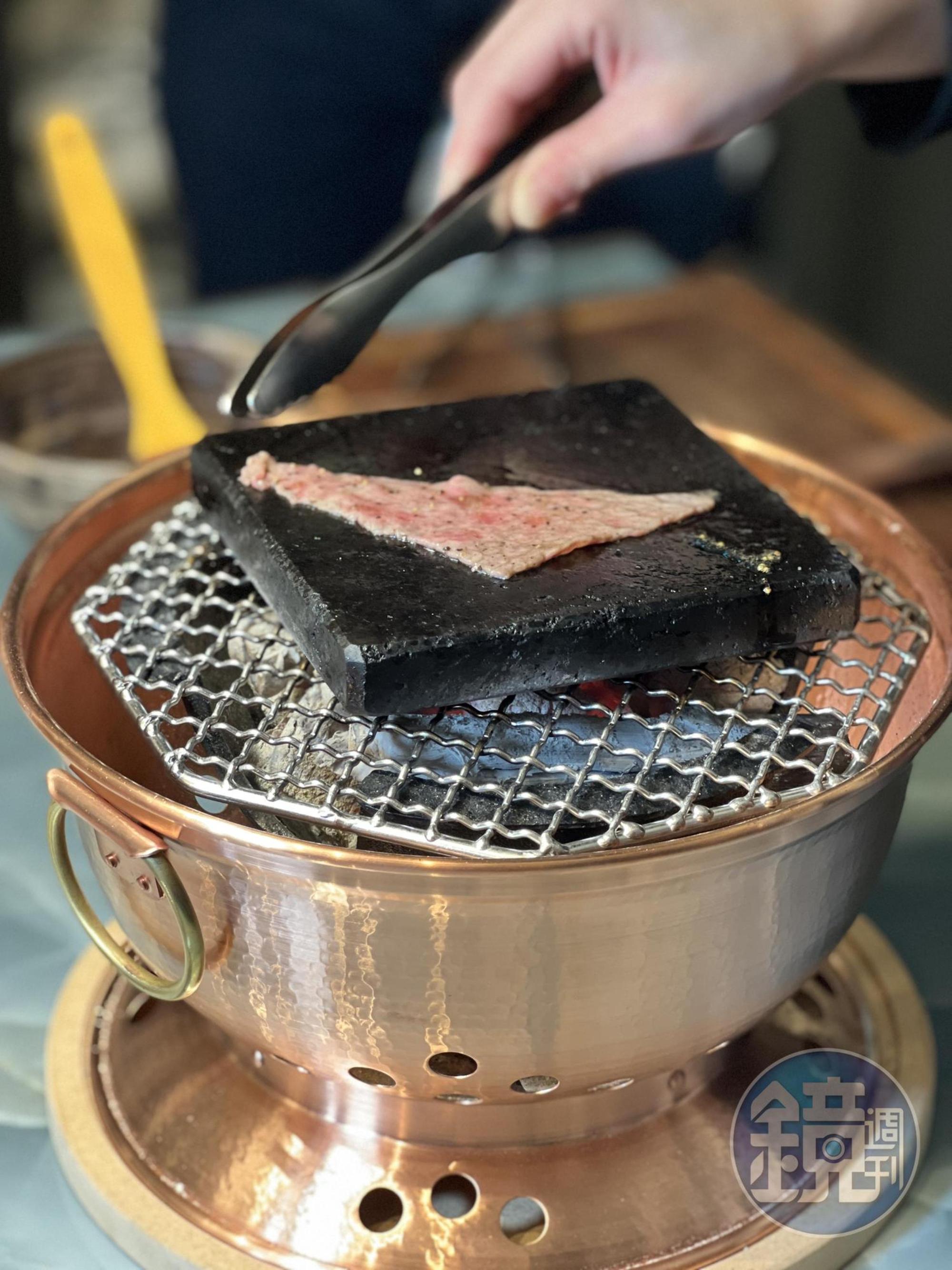 「石板燒」以熱能炙烤和牛赤身。