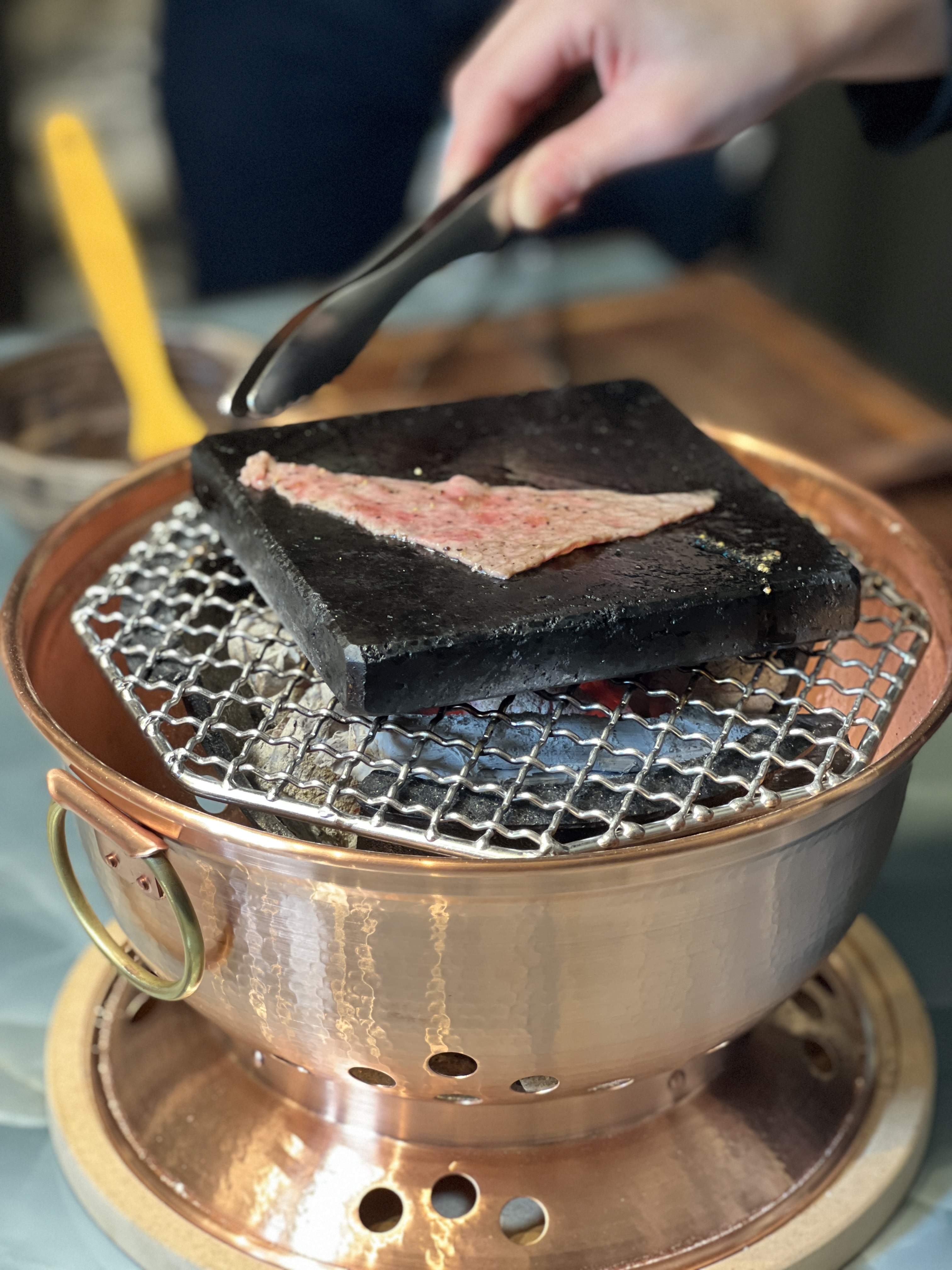 「石板燒」以熱能炙烤和牛赤身。