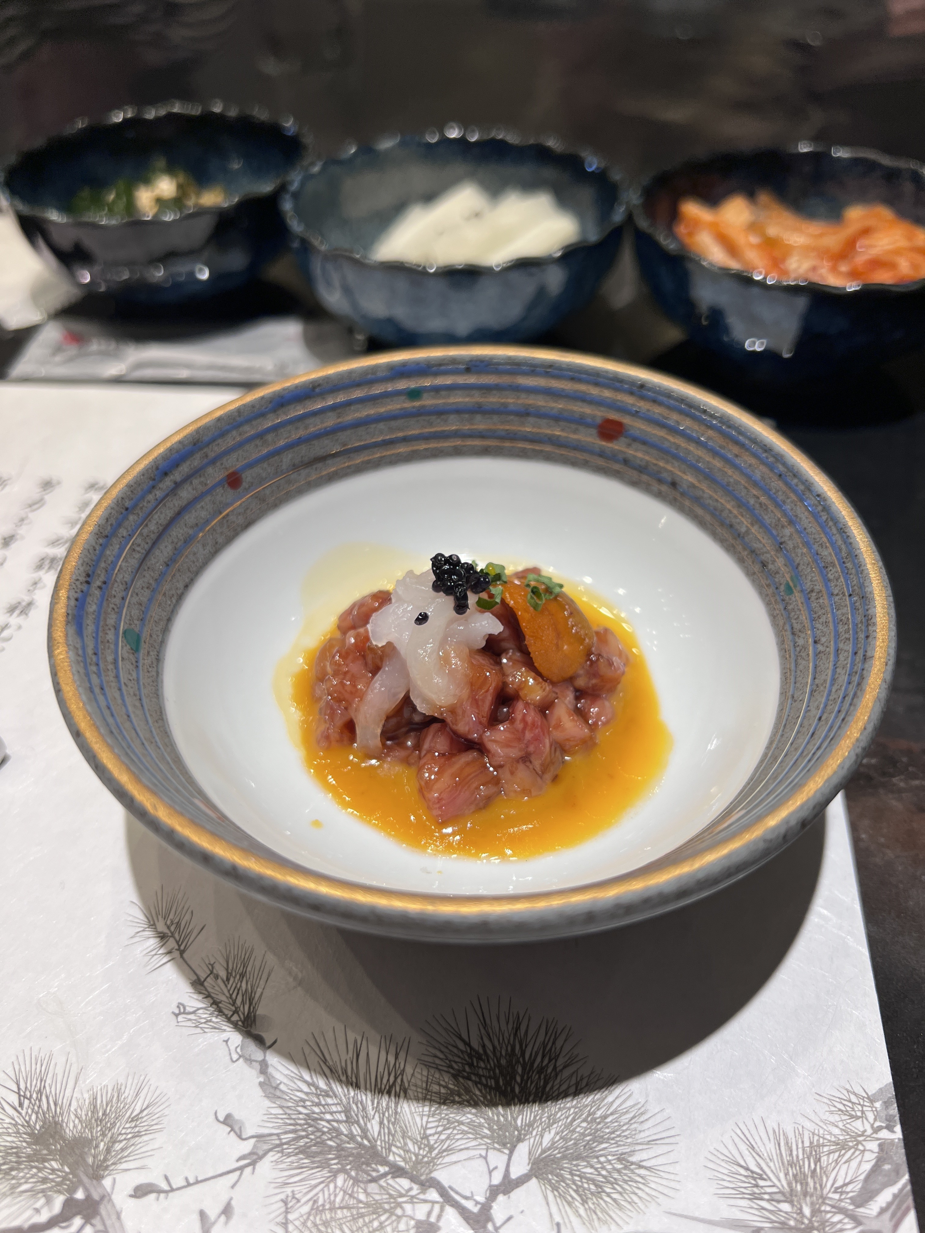 淋上招牌「樂樂醬」的前菜日本A5和牛韃靼，可加價升級海膽。