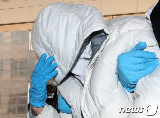 這名落跑陸客一直用羽絨衣帽子遮住頭部。（翻自《NEWS 1》）