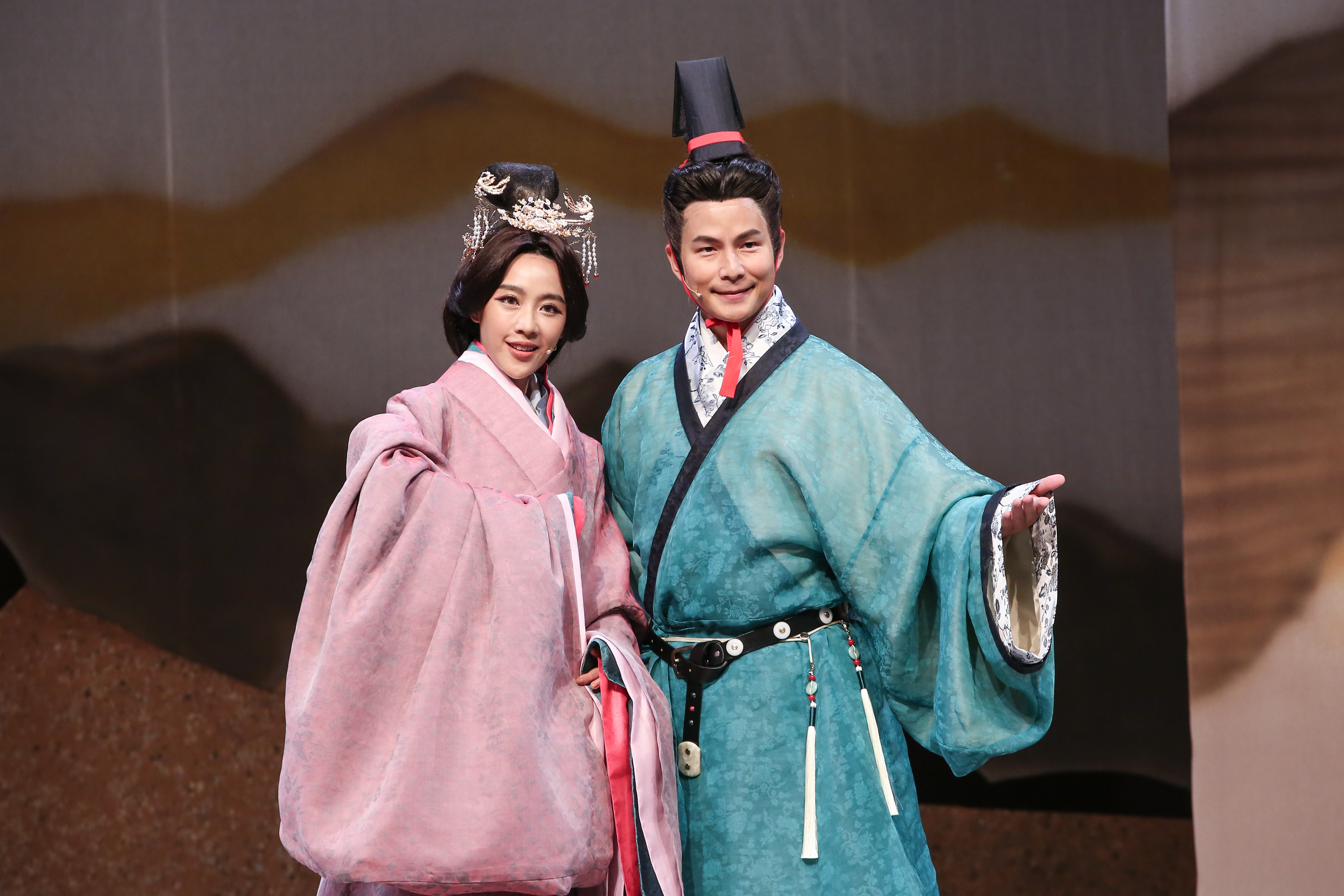 女主角方宥心與男主角孫協志，都穿上很重的衣服排戲，談情說愛還要練核心。