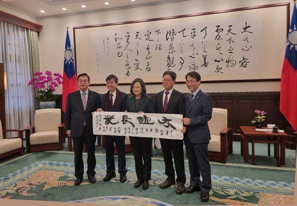 面對中國戰狼叫囂,南韓國會議員趙慶泰不客氣反嗆。(翻攝自李達坤臉書)