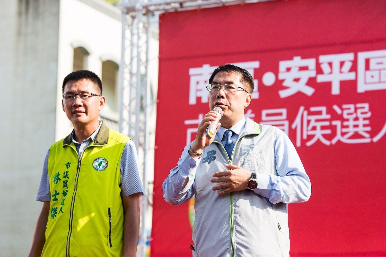 檢警調偵辦台南市正副議長賄選跑票疑雲,林士傑(左)6日上午遭拘提到案,目前尚在偵訊中。(翻攝自林士傑臉書)