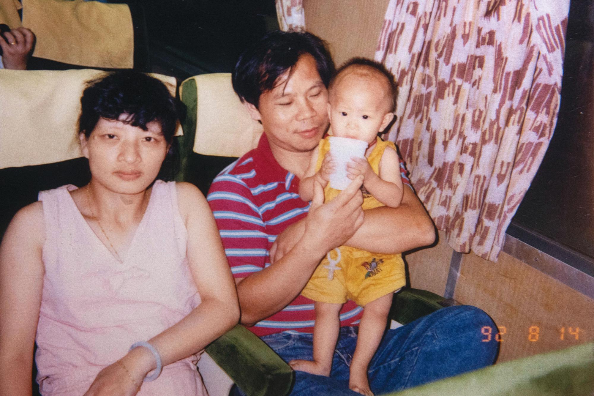 丁富明翻遍相簿，只找到一張和爸媽的合照。他說：「看樣子大約1歲嗎？我完全沒印象了。」（丁富明提供）