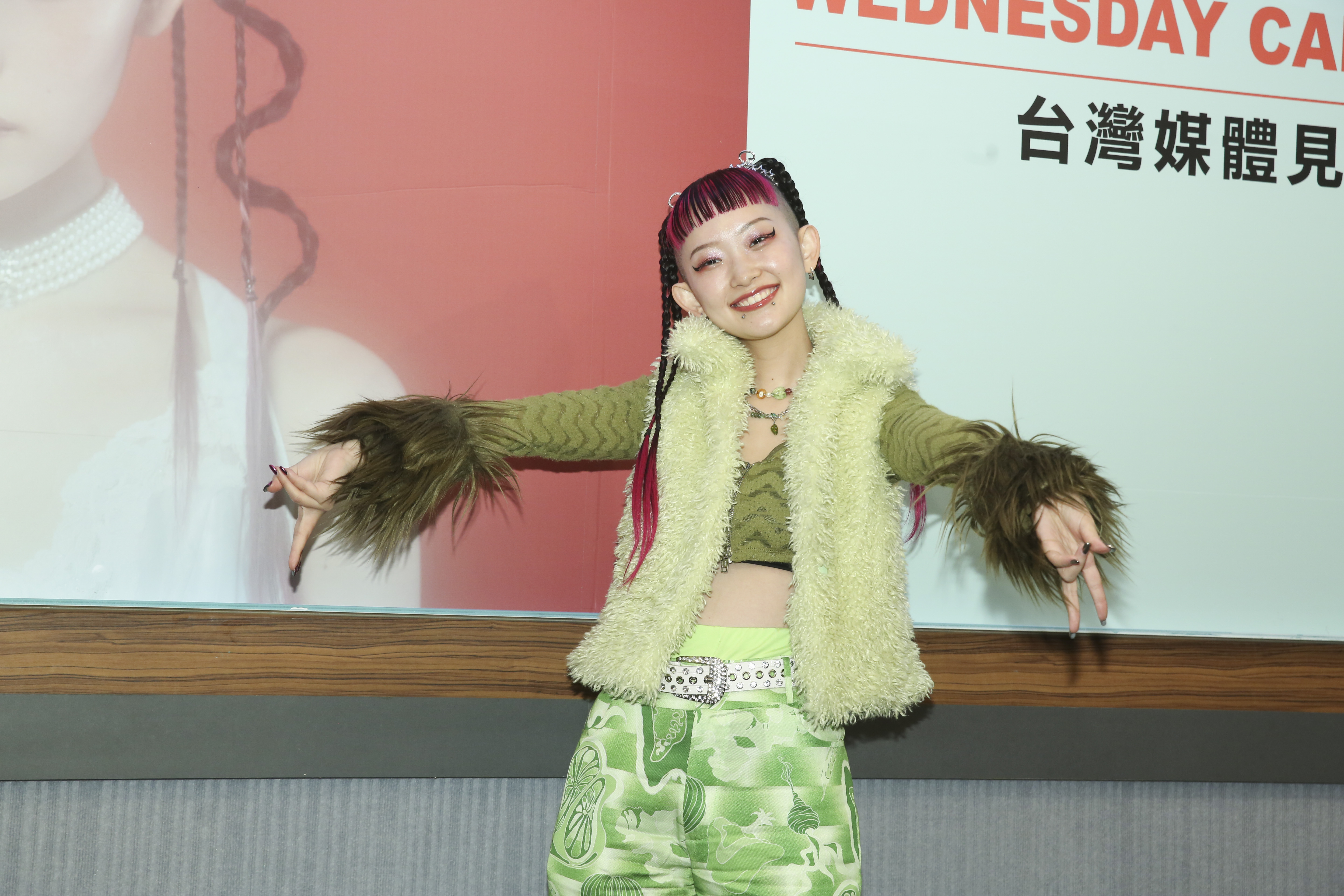 日團主唱詩羽造型獨樹一格，充滿青春活力。