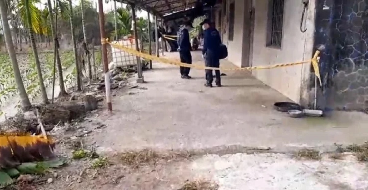 屏東縣高樹鄉建興村驚傳越南移工遭殺害命案，警方到場拉起封鎖線蒐證。（翻攝畫面）