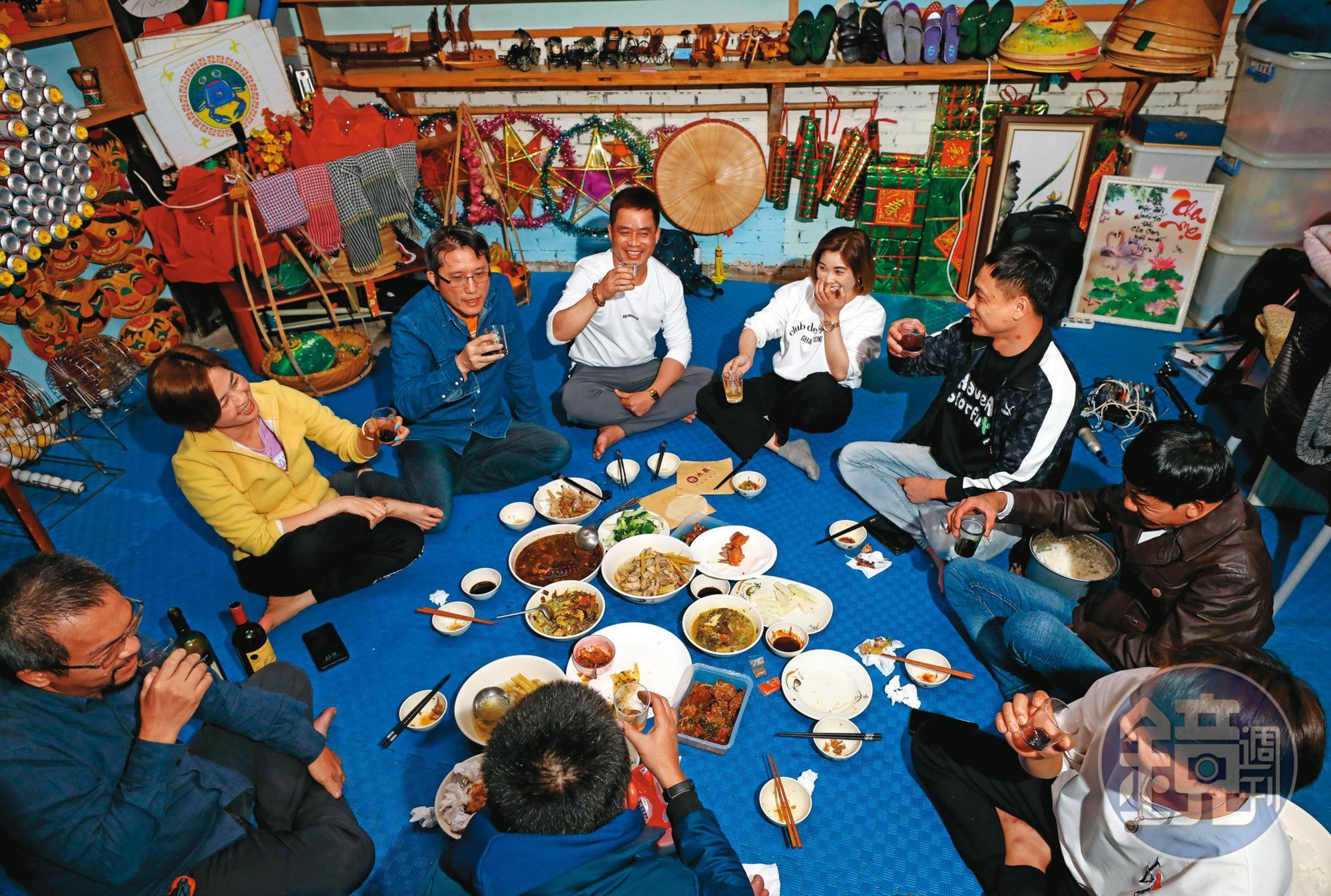 蔡崇隆時常與太太、移民工朋友在越在嘉文化棧一起吃飯、聊天。