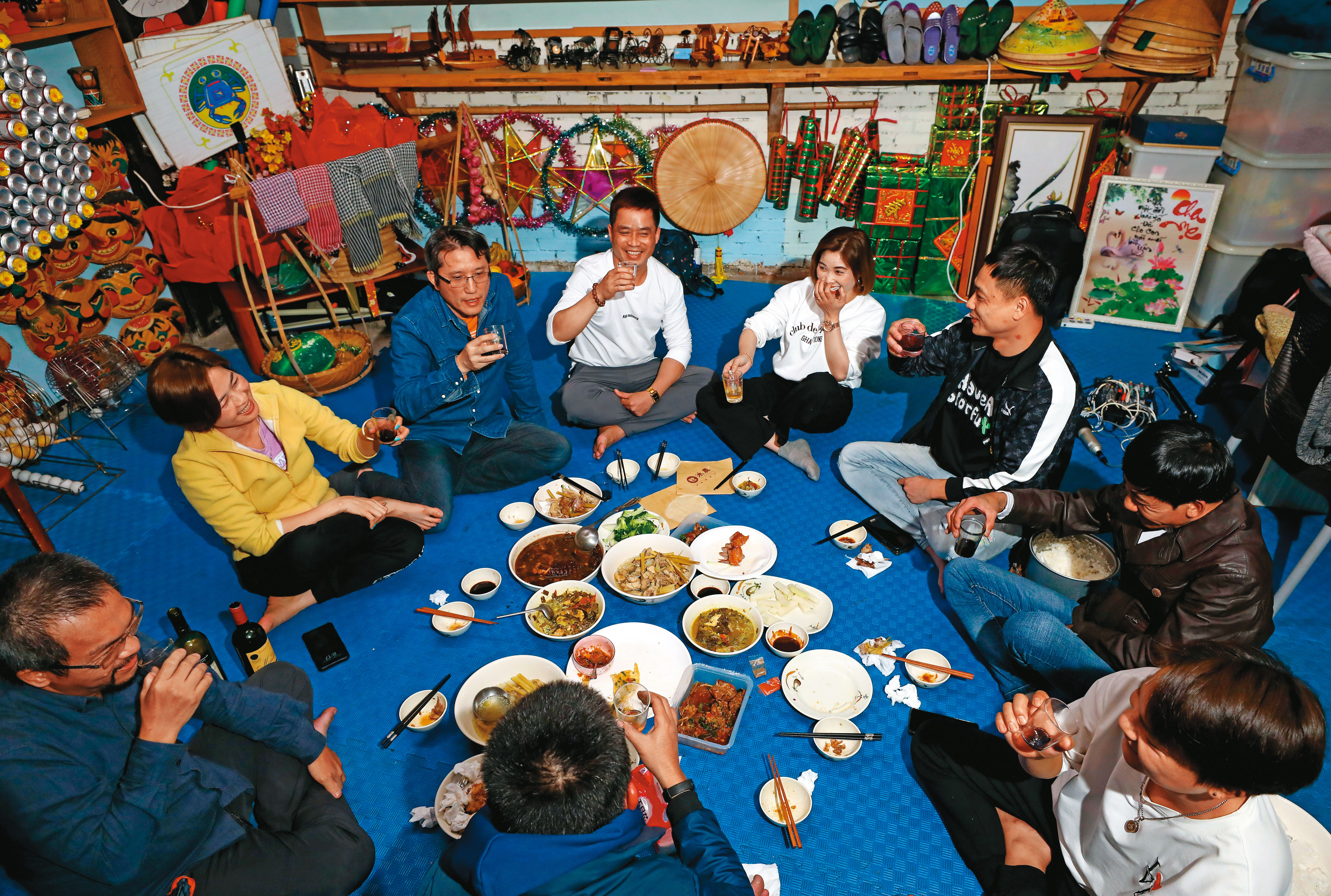 蔡崇隆時常與太太、移民工朋友在越在嘉文化棧一起吃飯、聊天。
