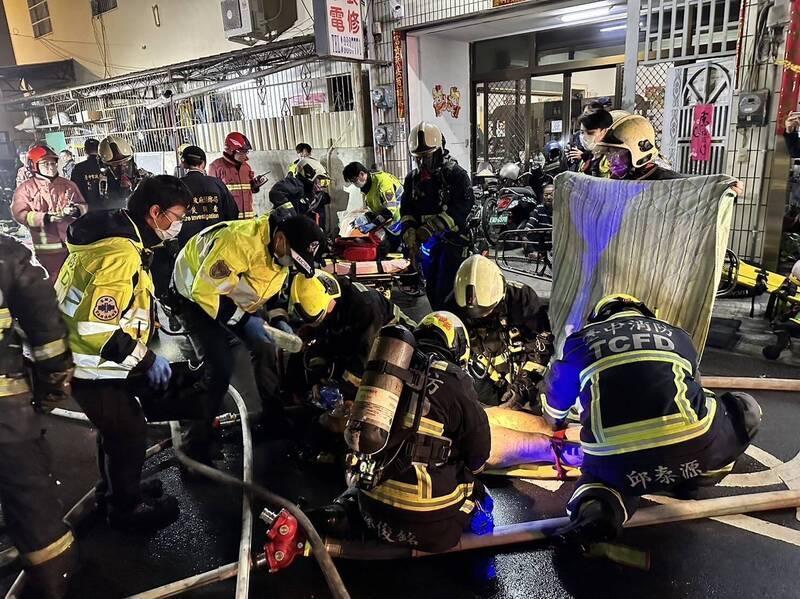 消防員逐一救出受困者,但祖孫三代5人已無生命跡象。(翻攝畫面)