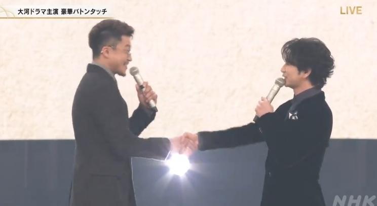 小栗旬(左)與松本潤上週在《紅白歌唱大賽》合體。(翻攝自NHK畫面)