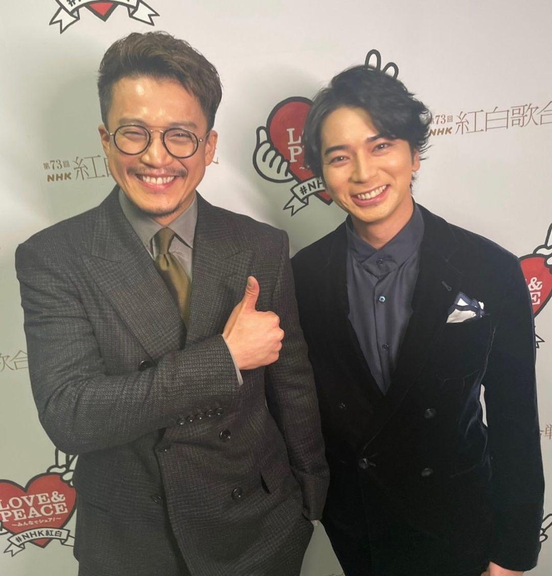 松本潤(右)近來開設個人IG帳號,也分享了與小栗旬在後台的合照。(翻攝自松本潤Instagram)