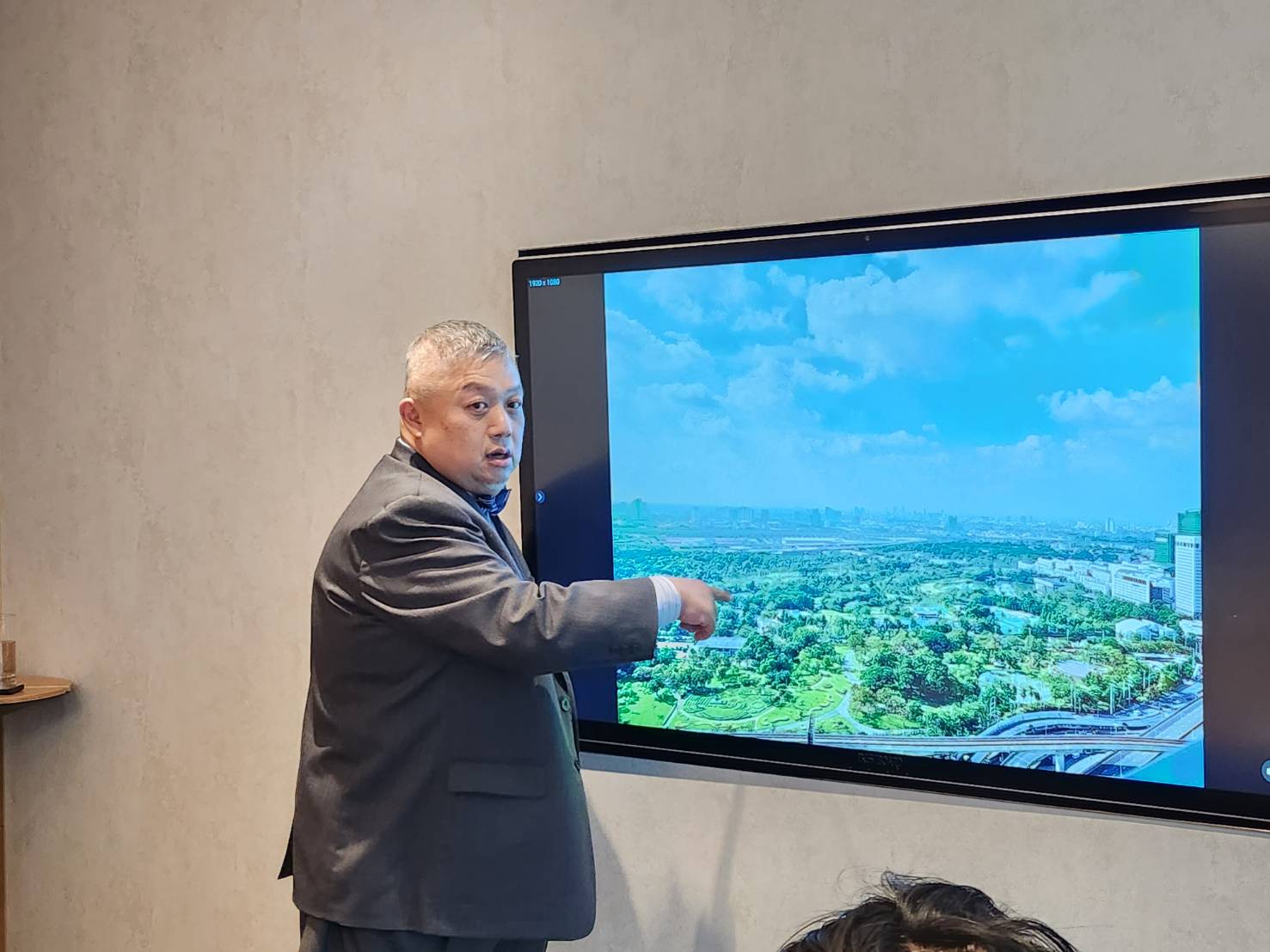 富豪國際房產總經理林全楨感嘆台灣房價已出現群魔亂舞怪象，認為資金將會出走，前往匯率與稅賦相對優勢的泰國。